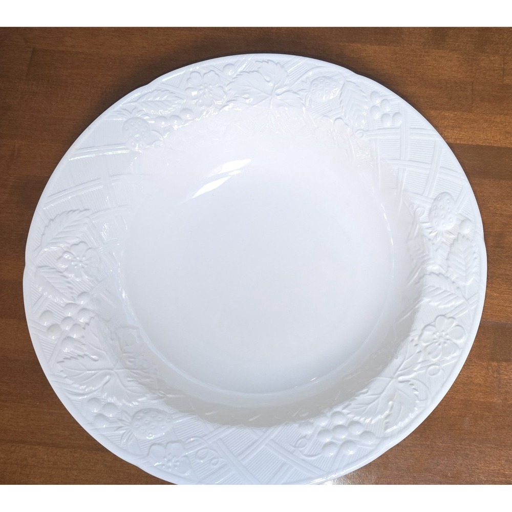 Mikasa English Countryside white serving bowl embossed basketweave berry